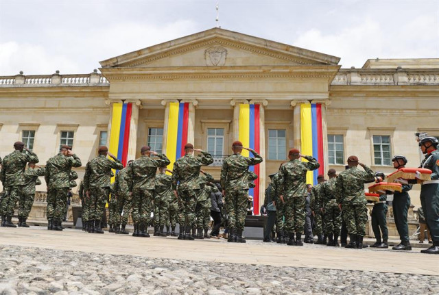 Colombia condecora a Drugia, madre del perro Wilson que se perdio en busqueda de menores