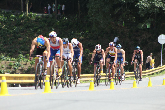 Correr y aguantar para celebrar en la Copa Continental de Triatlon de Chinchina (Caldas)