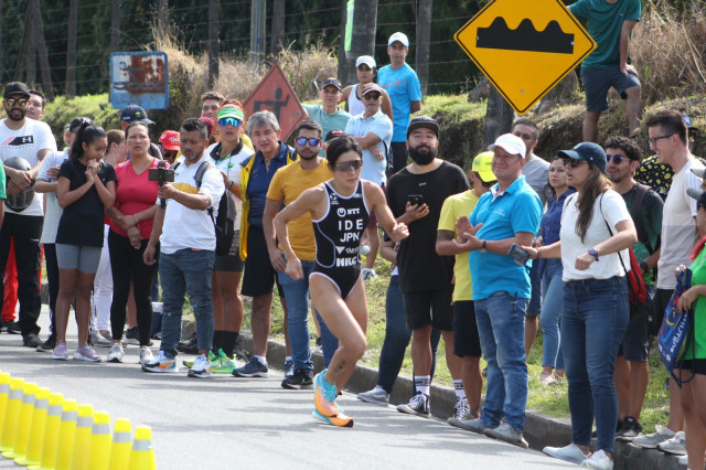 Correr y aguantar para celebrar en la Copa Continental de Triatlon de Chinchina (Caldas)