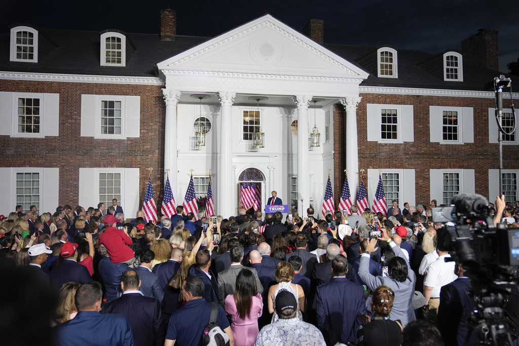 El expresidente Donald Trump se dirige a sus seguidores en el Trump National Golf Club Bedminster, el martes 13 de junio de 2023, en Bedminster, Nueva Jersey.