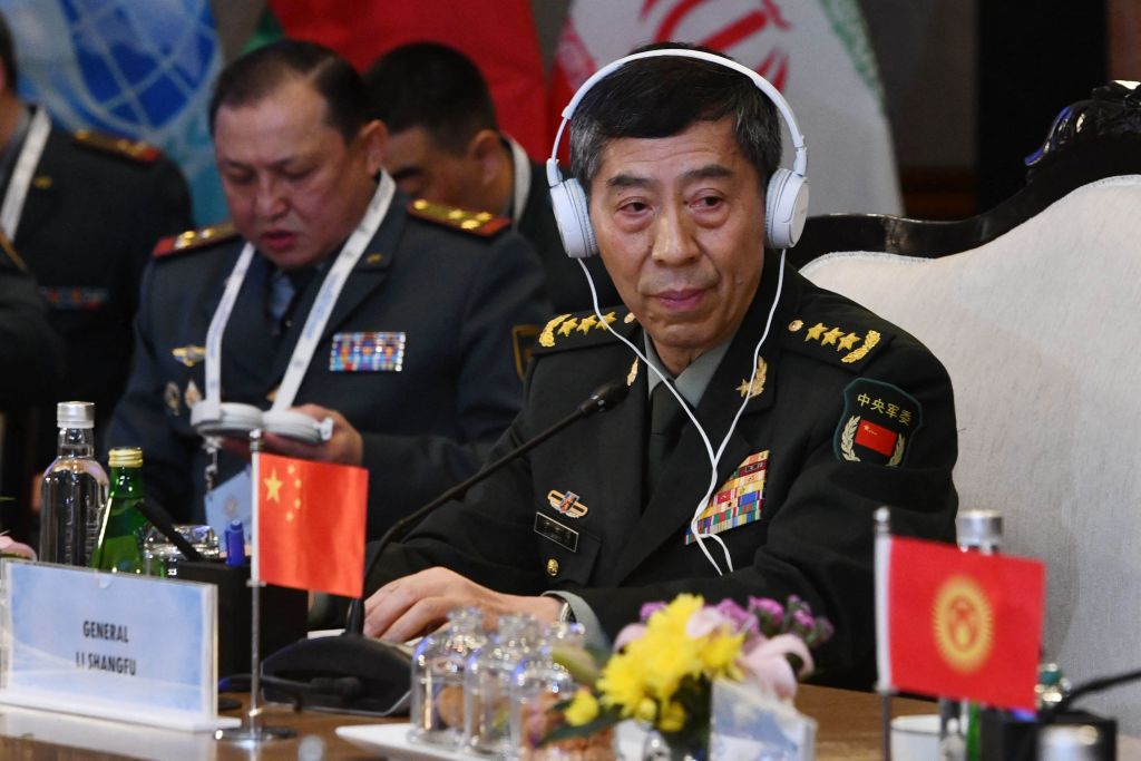 El ministro de Defensa chino, Li Shangfu, asiste a la reunion de la Organizacion de Cooperacion de Shanghai (OCS) en Nueva Delhi el 28 de abril de 2023.