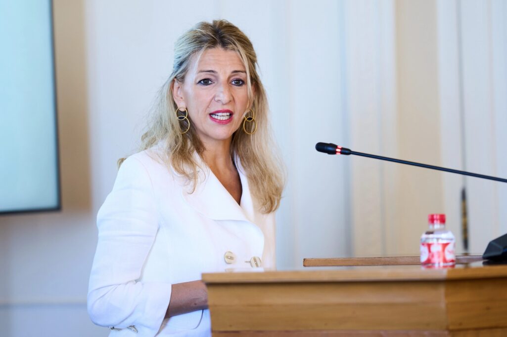 La vicepresidenta segunda y lider de SUMAR, Yolanda Diaz, interviene durante el seminario de la APIE de la Universidad Internacional Menendez Pelayo (UIMP), en el Palacio de la Magdalena, a 22 de junio de 2023, en Santander, Cantabria (España). Esta primera semana de los cursos esta centrada en los retos economicos a los que se enfrenta la sociedad, grandes desafios en salud, la investigacion en fotonica o las ciencias forenses. El primer curso de la programacion academica es el Seminario de APIE, bajo el titulo, La economia de la democracia. De la transicion y la entrada en la UE hasta la crisis de la pandemia...22 JUNIO 2023;SANTANDER;CANTABRIA;CURSOS DE VERANO DE LA UIMP 2023..Juanma Serrano / Europa Press..22/06/2023[[[EP]]]