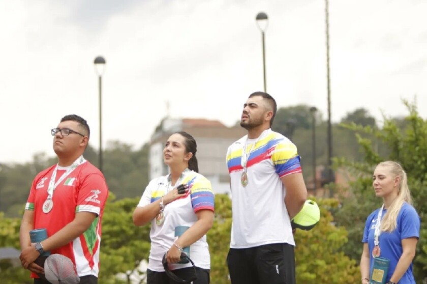 Sara Lopez y Sebastian Arenas durante premiacion de Copa Mundo de tiro con arco