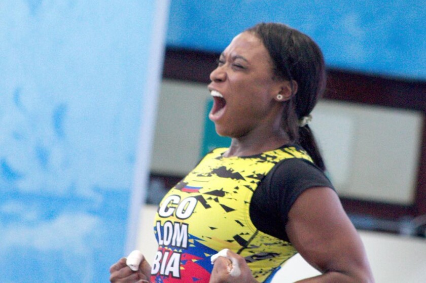 Yenny Álvarez, pesista colombiana, celebra su triunfo