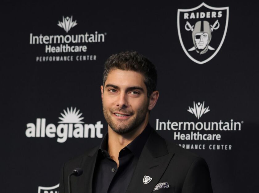 Jimmy Garoppolo durante el acto de presentacion con Las Vegas Raiders