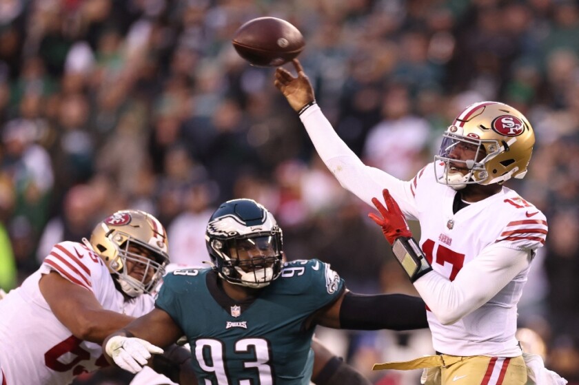 Josh Johnson, jugador de futbol americano, en accion de juego de la NFL