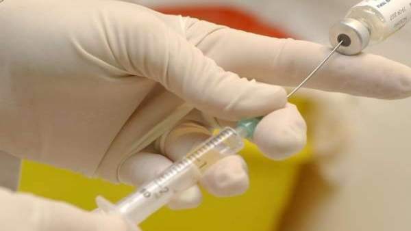 Un adulto y un bebe siguen ingresados por el brote de sarampion en Granada.