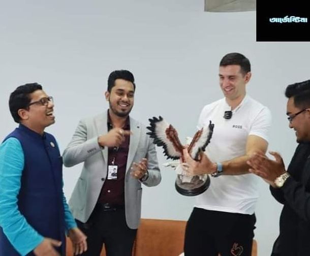 Como un rockstar: la curiosa visita del Dibu Martinez a Bangladesh