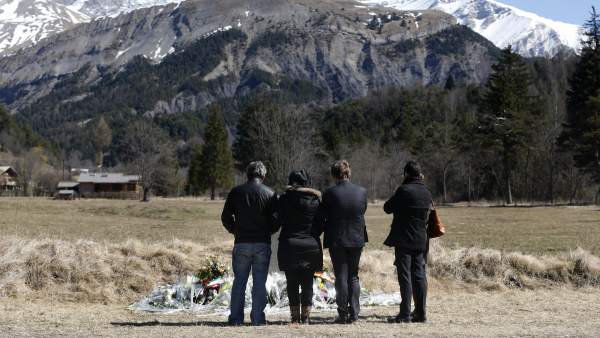 Familiares de las victimas del accidente de avion se acercan al monumento en su memoria en Le Vernet (Francia).