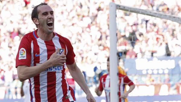 Diego Godin celebra su gol en el Atletico - Sevilla.