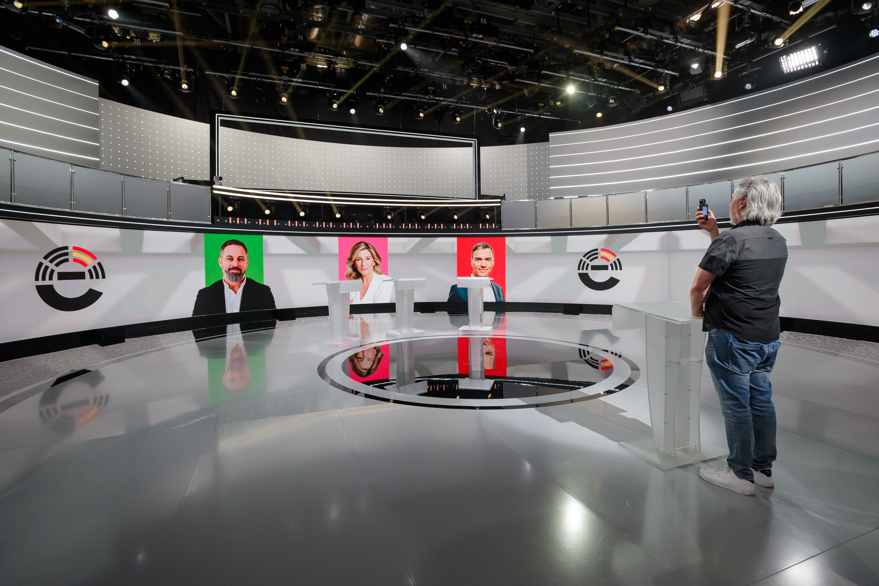 Debate electoral a 3 de RTVE, en directo hoy: Sanchez, Abascal y Diaz ya estan en Prado del Rey