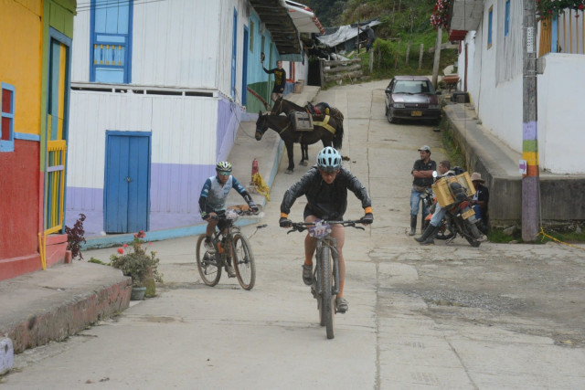 Yeison Rincon gano la cuarta edicion del Desafio Marulanda (Caldas) en el patio de su casa
