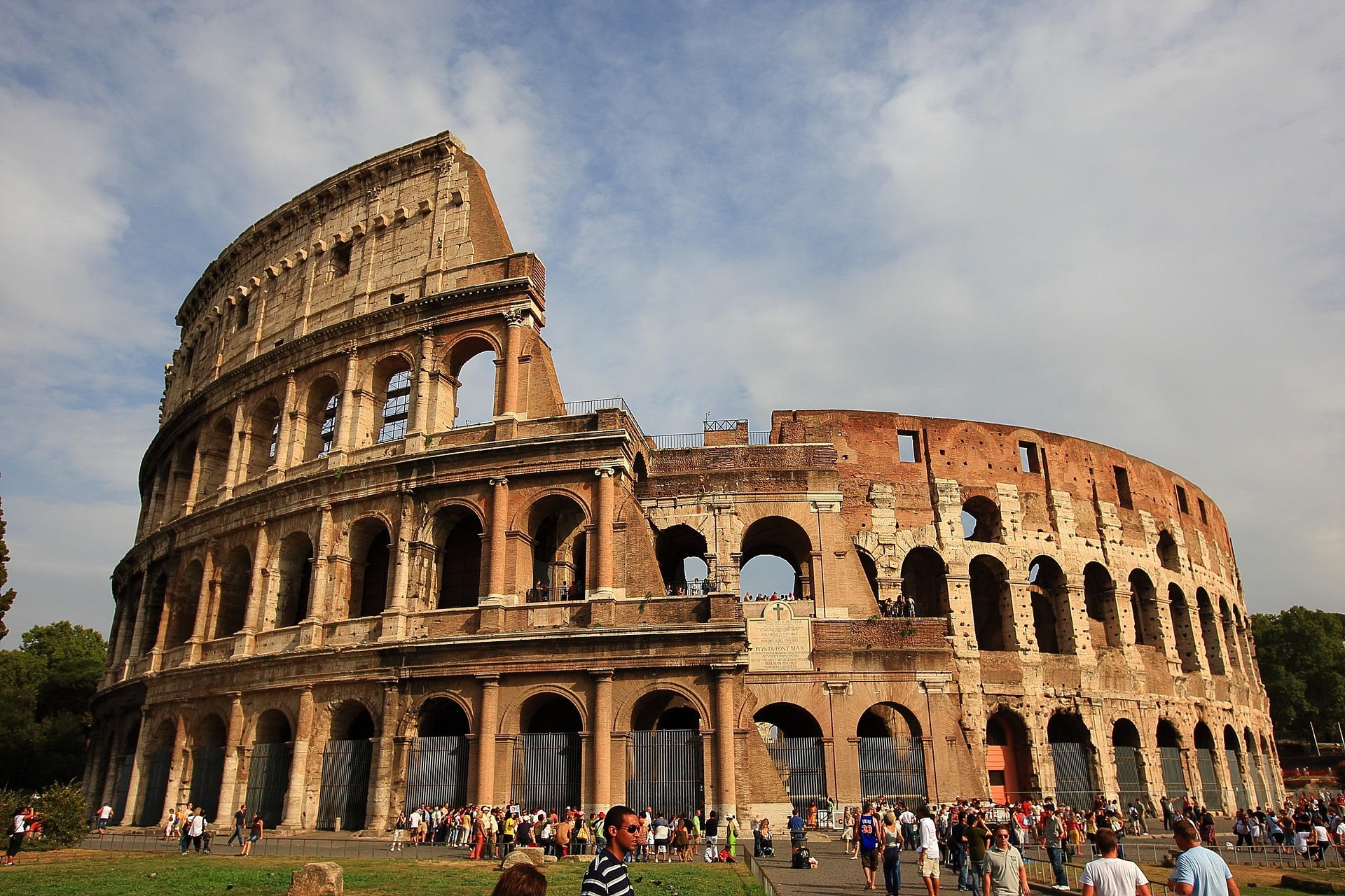 En una visita a la capital italiana nunca puede faltar el Coliseo, un anfiteatro romano construido en el siglo I. Era el lugar en el que se celebraban las luchas de gladiadores y otros espectaculos publicos y es el gran simbolo de la ciudad.