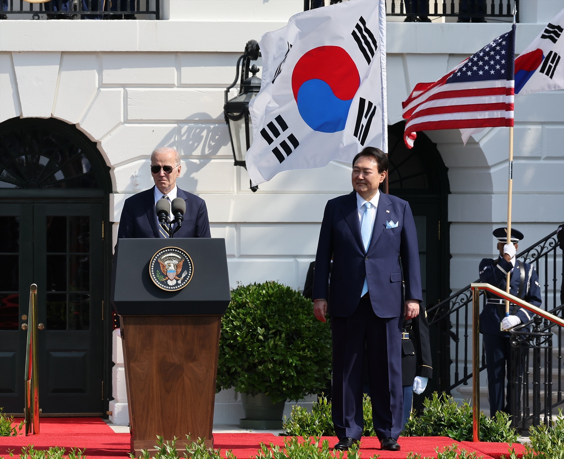El presidente surcoreano Yoon Suk Yeol y el presidente estadounidense Joe Biden hablan con los medios durante una ceremonia oficial de bienvenida antes de su reunion en la Casa Blanca.