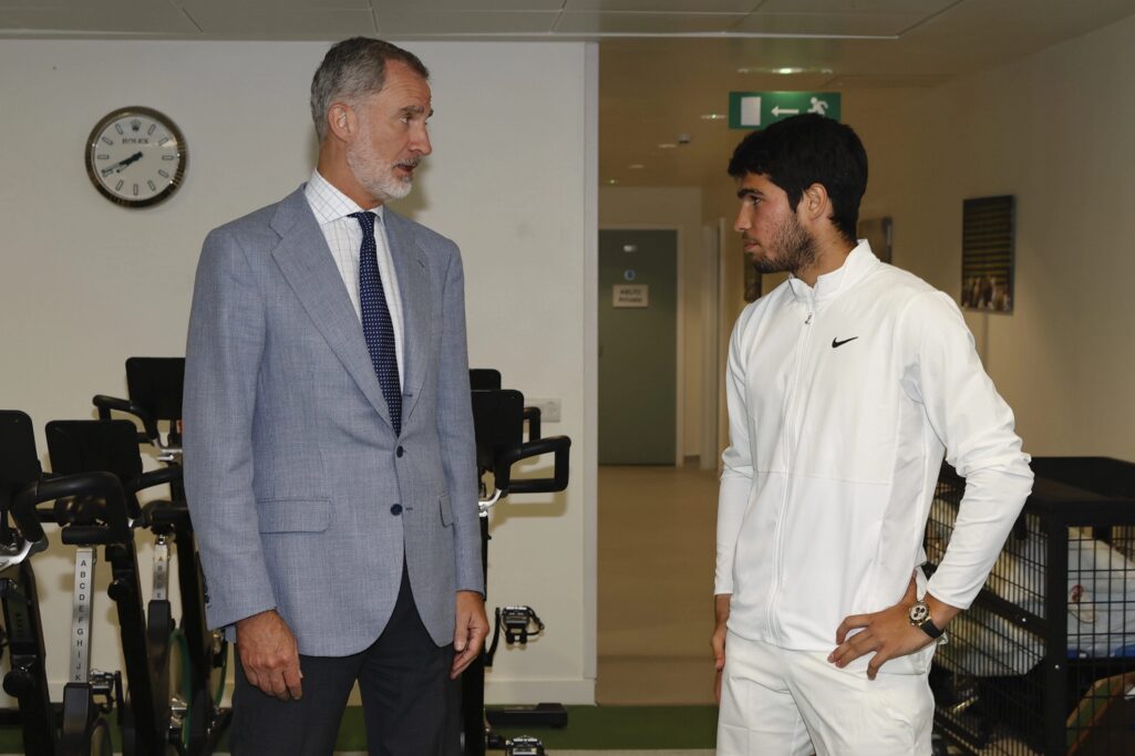 Felipe VI junto a Carlos Alcaraz tras ganar Wimbledon.
