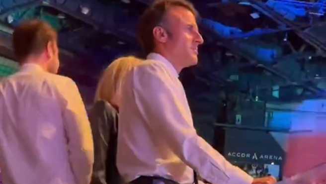 Este es el video que ha levantado ampollas en las redes. El presidente Emmanuel Macron se va de concierto y baila al ritmo de Elton John, mientras arde Paris por las fuertes revueltas sociales a causa de la muerte de un joven tiroteado por la policia.