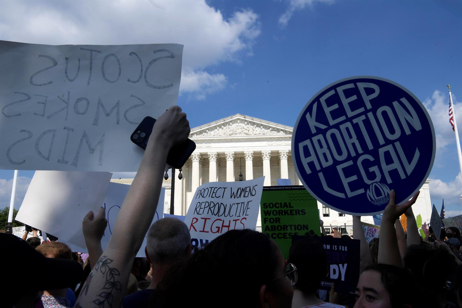 Manifestacion contra el fallo que prohibe el aborto frente al Tribunal Supremo en Washington (EE UU).