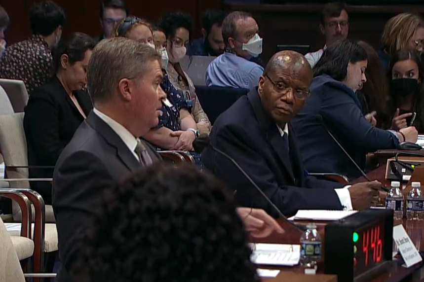 A la izquierda, Scott Bray, subdirector de la Inteligencia Naval y a la derecha, Ronald Multrie, subsecretario de Defensa para Inteligencia y Seguridad.