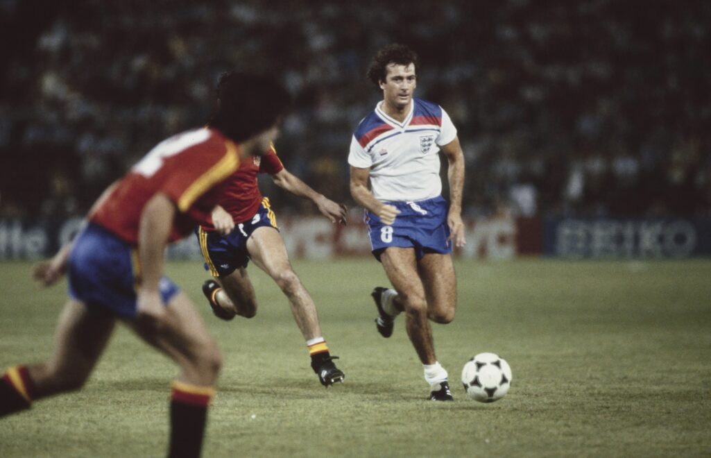 Trevos Francis maneja el balon en un partido ante la seleccion española.