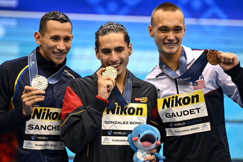 Gustavo Sanchez (izq.), ganador de medalla de plata en el Mundial de natacion artistica
