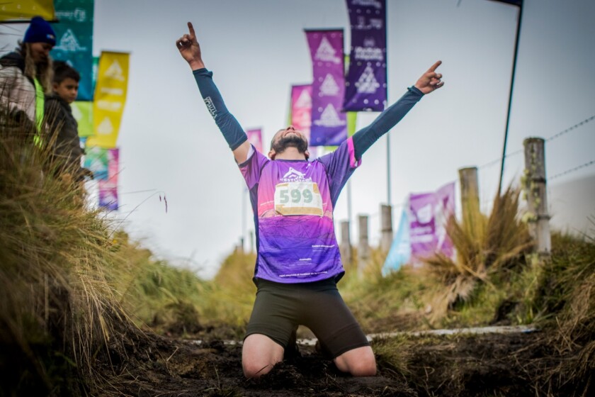 Imagen de referencia de un deportista celebrando en el Festival de la Montaña