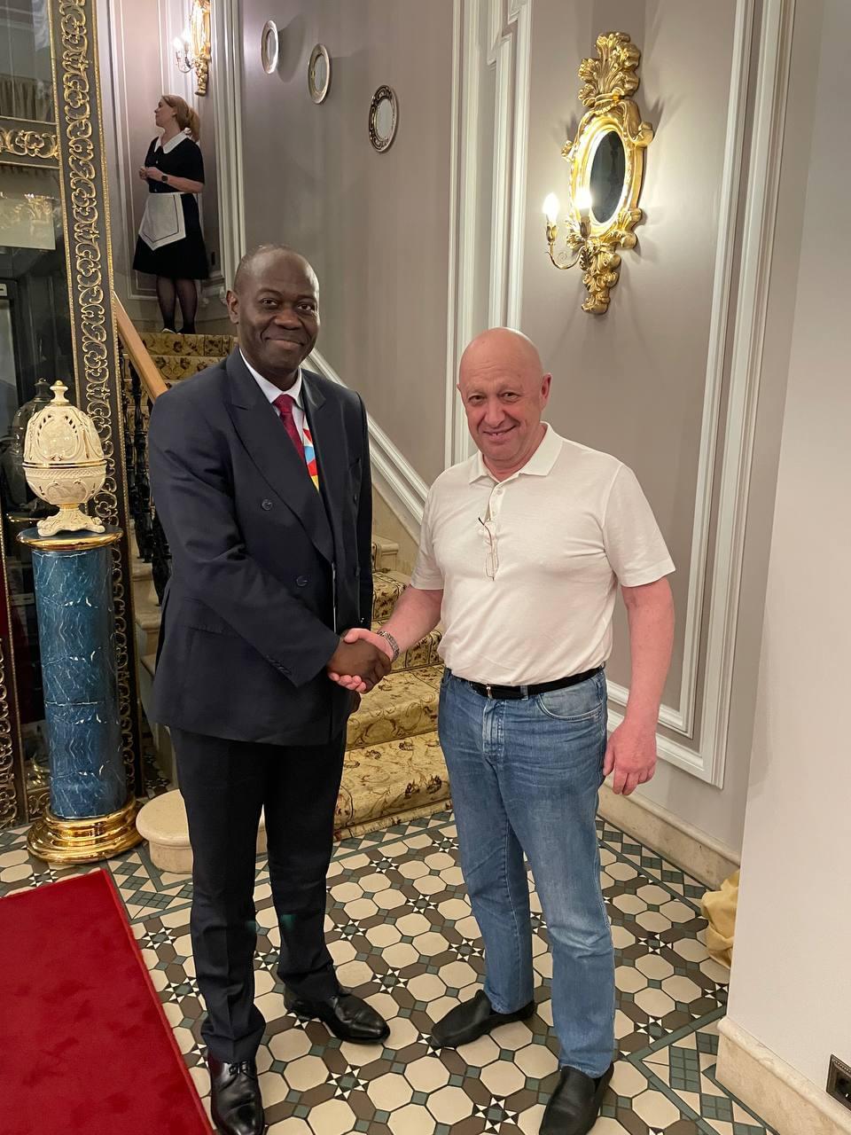 Yevgeny Prigozhin, junto a un alto funcionario de la Republica Centroafricana (RCA)