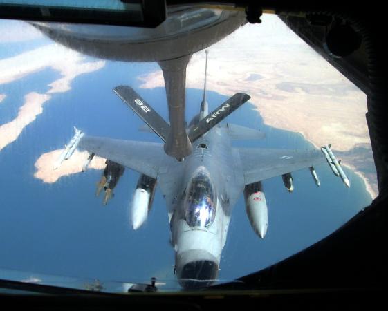 Un F-16 de la fuerza aerea estadounidense se aproxima a un KC-135 para repostar en vuelo en el cielo de Irak. El repostaje en vuelo sobre Irak y Afganistan cuesta 2 millones de dolares diarios.