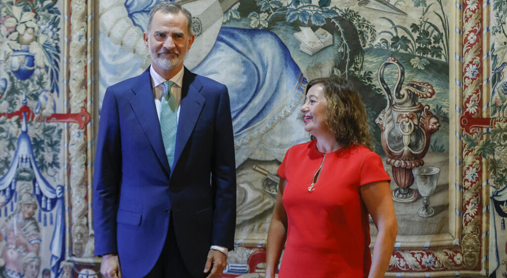 El rey Felipe VI ya se encuentra en Palma de Mallorca. Esta mañana ha arrancado su agenda en la isla con la habitual audiencia a las autoridades regionales. Hasta el Palacio Real de la Almudaina se han acercado la presidenta de las Islas Baleares, Francina Armengol, el presidente del Parlamento balear, el alcalde de Palma y la presidenta del Consell de Mallorca.