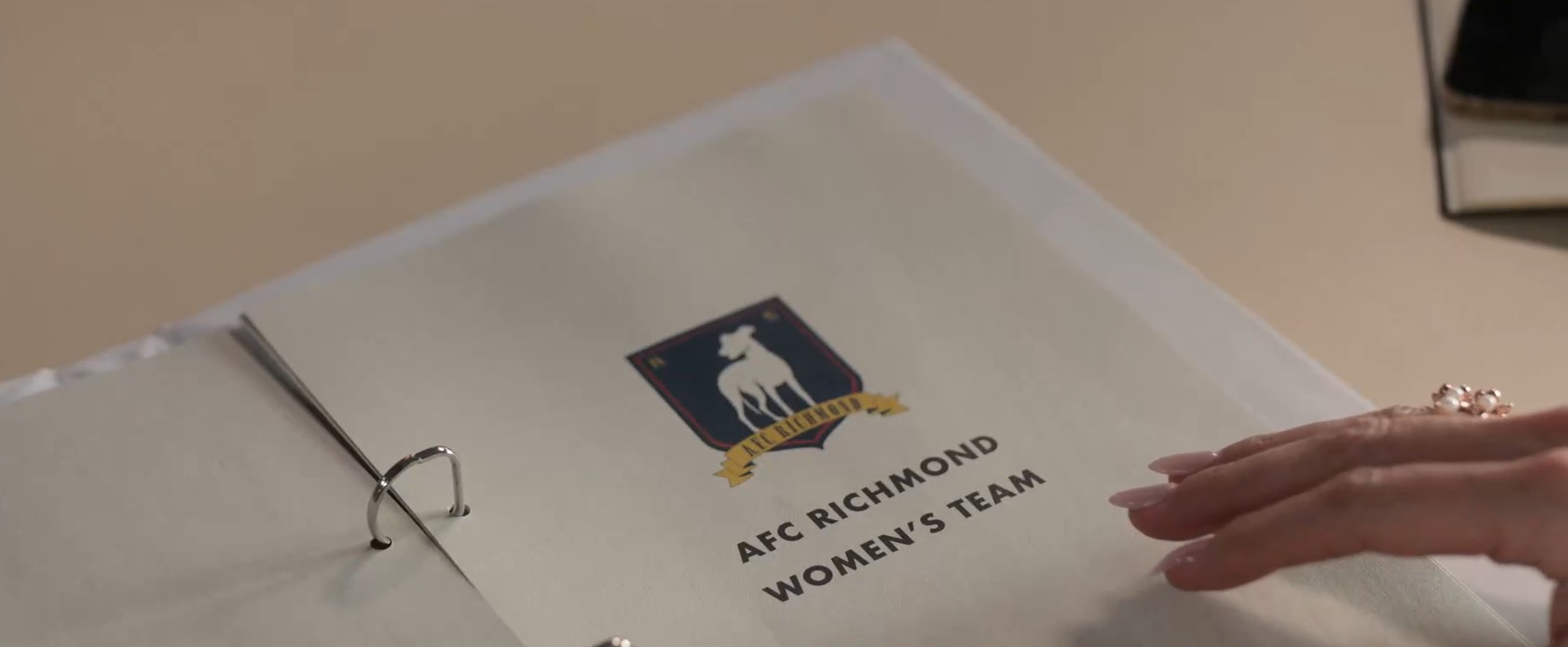 Los actores de Ted Lasso, Phil Dunster y Toheeb Jimoh, se reunieron para un partido de futbol benefico > Cultura Geek %