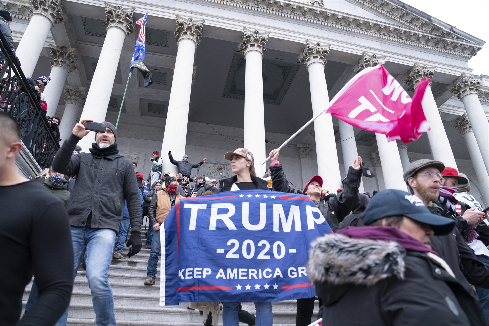 Alborotadores violentos sin ley invadieron el Capitolio el 6 de junio de 2021 cuando el Congreso votaba para afirmar la victoria electoral del presidente electo Biden sobre el presidente Trump.