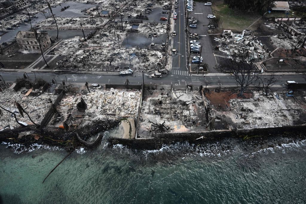 Una zona residencial en Lahaina (isla de Maui) completamente calcinada por el fuego.