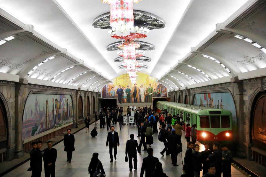 Viajeros suben al metro en una estacion en Pionyang (Corea del Norte).