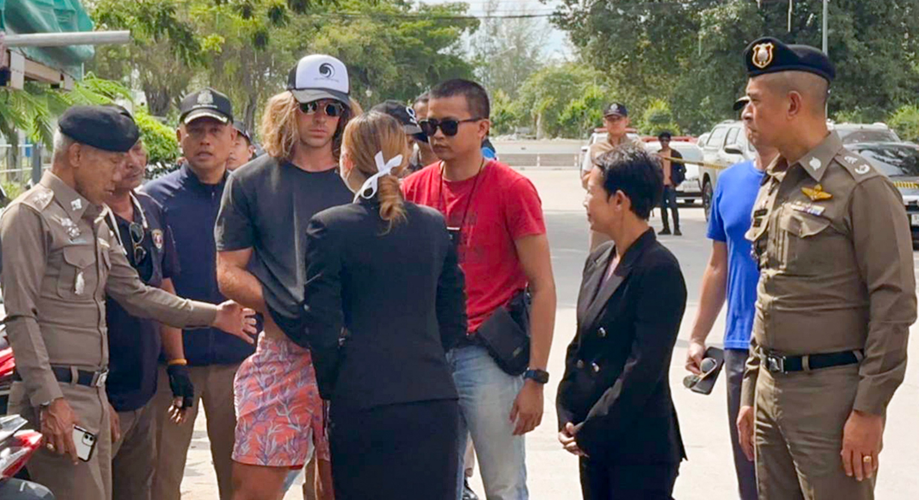 El español Daniel Sancho, sospechoso de asesinar al cirujano colombiano Edwin Arrieta, ha abandonado escoltado por la policia la comisaria de Koh Phangan (Tailandia) para pasar a disposicion judicial.