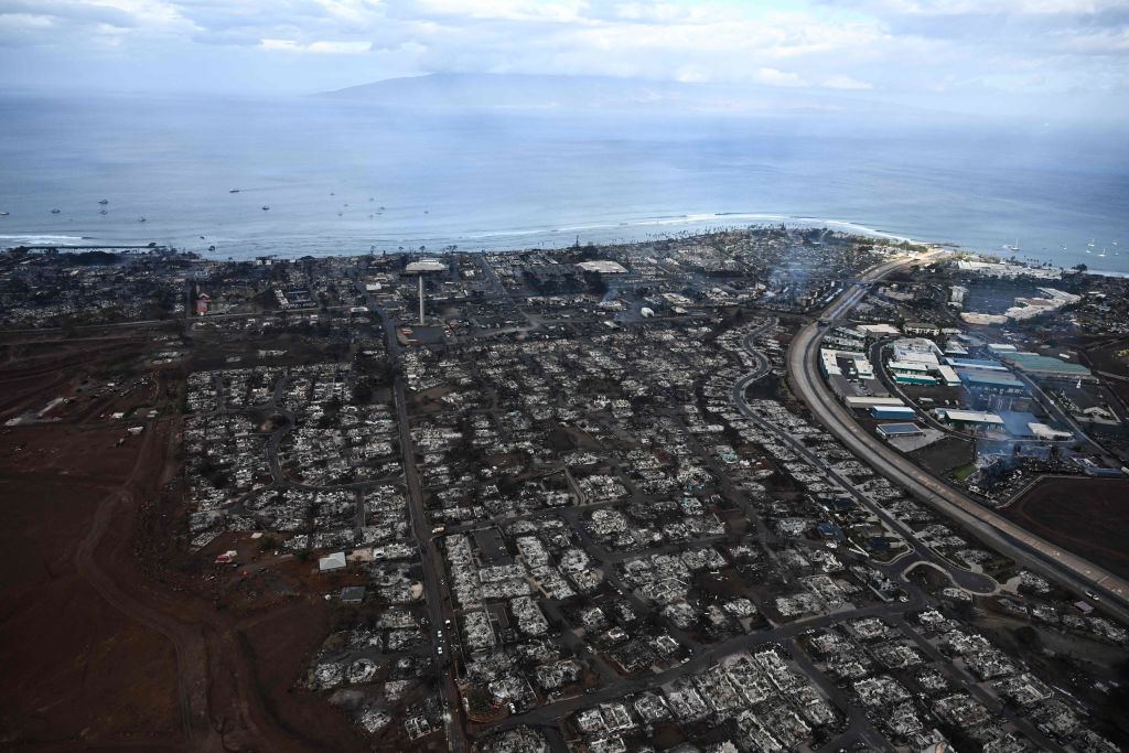 Desde el cielo se observa la devastacion producida por el fuego en gran parte de la localidad de Lahaina, en la isla de Maui.