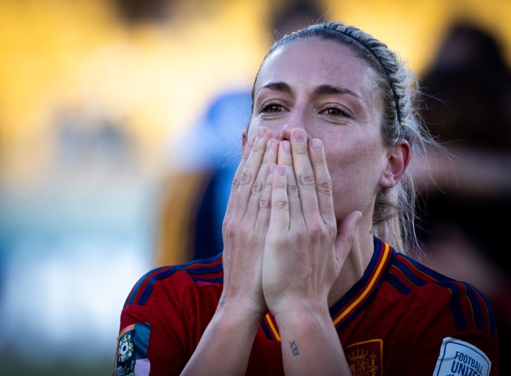 La jugadora Alexia Putellas lanza un beso al publico durante la celebracion por la victoria de España en el Mundial.