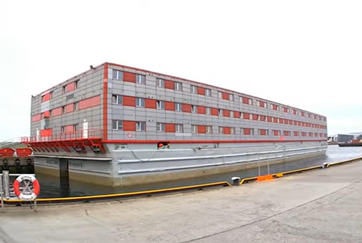 Imagen del Bibby Stockholm, el barco usado por Reino Unido para albergar a inmigrantes.