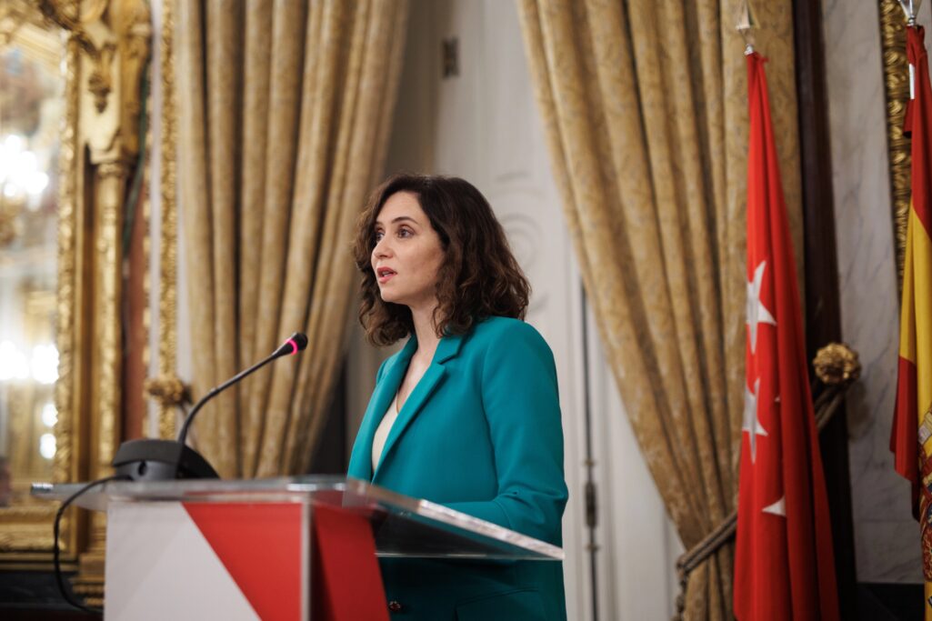La presidenta de la Comunidad de Madrid, Isabel Diaz Ayuso, durante la entrega de la Medalla de Honor de la Camara de Comercio en el Palacio de Santoña.