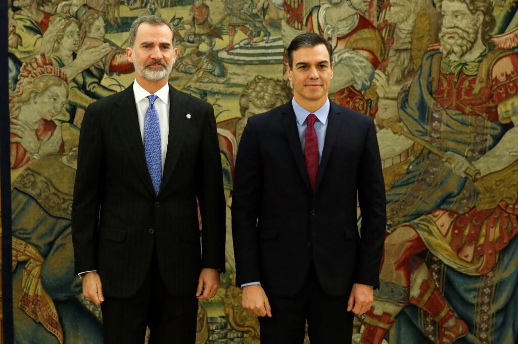 Pedro Sanchez, promete su cargo ante el rey Felipe VI.