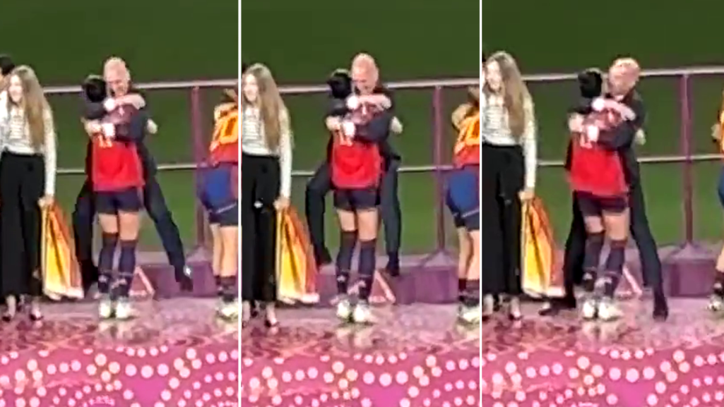 Momento del video en el que se ve que Luis Rubiales se cuelga de Jennie hermoso antes de darle el beso en la boca.