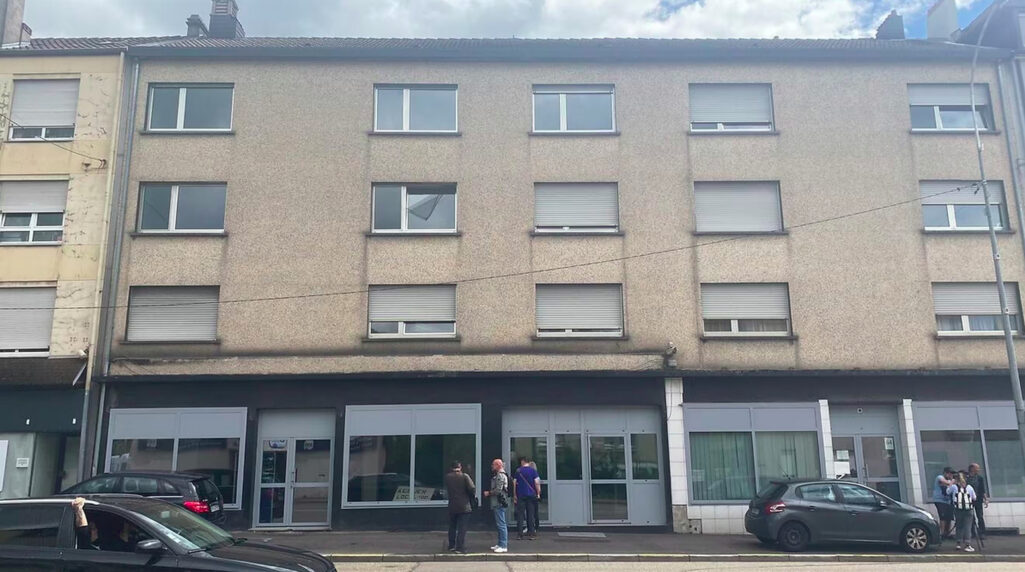 En un piso de este edificio de Forbach ha vivido una mujer durante 11 años, encerrada, asegura ella.