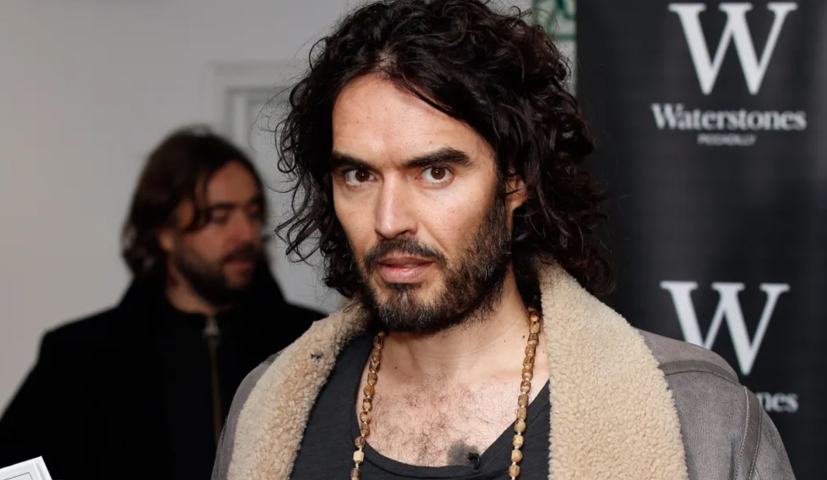 Russell Brand, el polemico comediante y actor, sigue en el ojo de la tormenta por varias acusaciones de agresion sexual y comportamiento inapropiado > Cultura Geek %