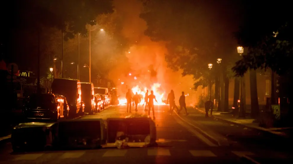 Al menos 157 personas fueron detenidas en la sexta noche consecutiva de disturbios en Francia, de acuerdo con las cifras presentadas este lunes por el Ministerio del Interior, que en cualquier caso muestran que hubo muchos menos incidentes que la precedente.