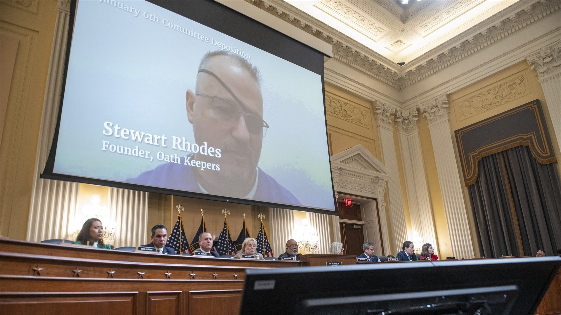 El fundador del grupo de extrema derecha Oath Keepers, Stewart Rhodes, en una pantalla, durante una sesion del Comite del Congreso de EE UU que investiga el asalto al Capitolio.