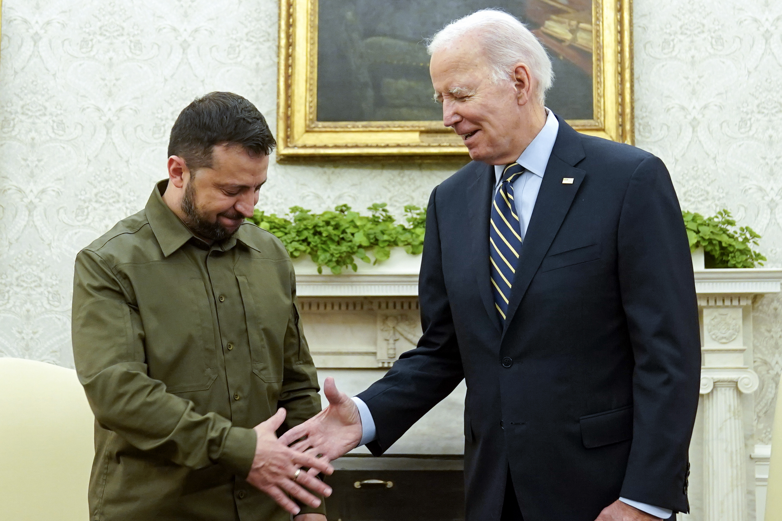 El presidente Joe Biden estrecha la mano del presidente ucraniano Volodimir Zelenski en el Despacho Oval de la Casa Blanca, el jueves 21 de septiembre de 2023.