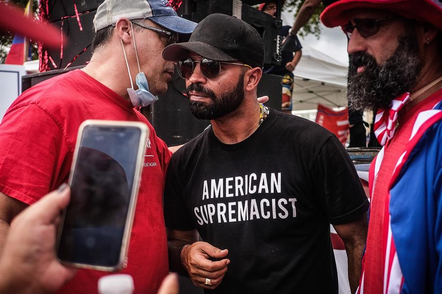 El lider del grupo ultraderechista Proud Boys, Enrique Tarrio (en el centro), durante una manifestacion en Miami, Florida (EE UU).