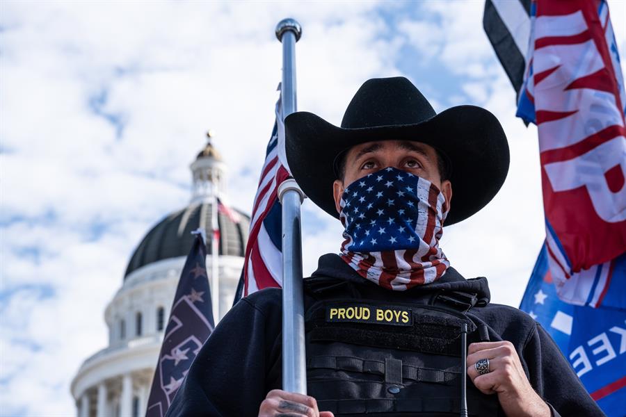 Un miembro del grupo de ultraderecha Proud Boys, durante una concentracion de seguidores de Donald Trump en Sacramento, California (EE UU).