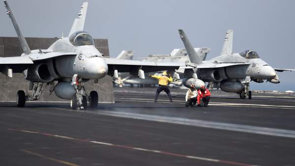 Aviones F/A-18 de la Marina estadounidense se preparan para despegar del portaaviones USS George H.W. Bush en el Golfo Persico.