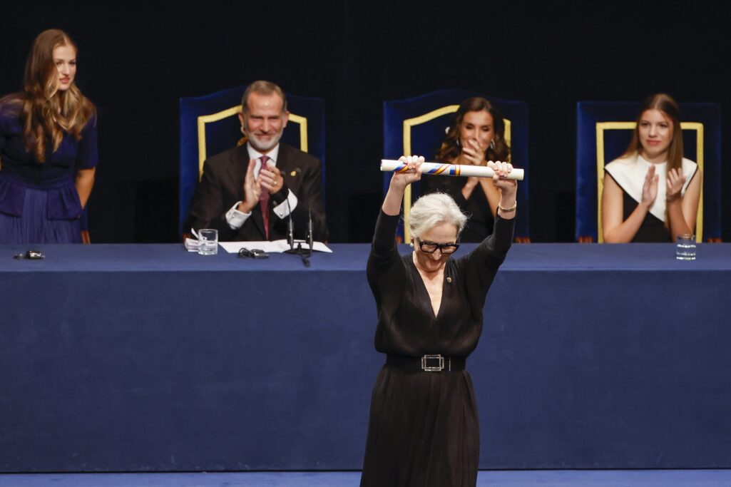 OVIEDO, 20/10/2023.- La actriz estadounidense Meryl Streep (c-delante), Premio Princesa de Asturias de las Artes durante la gala de la 43º edicion de los Premios Princesa de Asturias que se celebra este viernes en el Teatro Campoamor, en Oviedo. EFE/Chema Moya ESPAÑA PREMIOS PRINCESA ASTURIAS