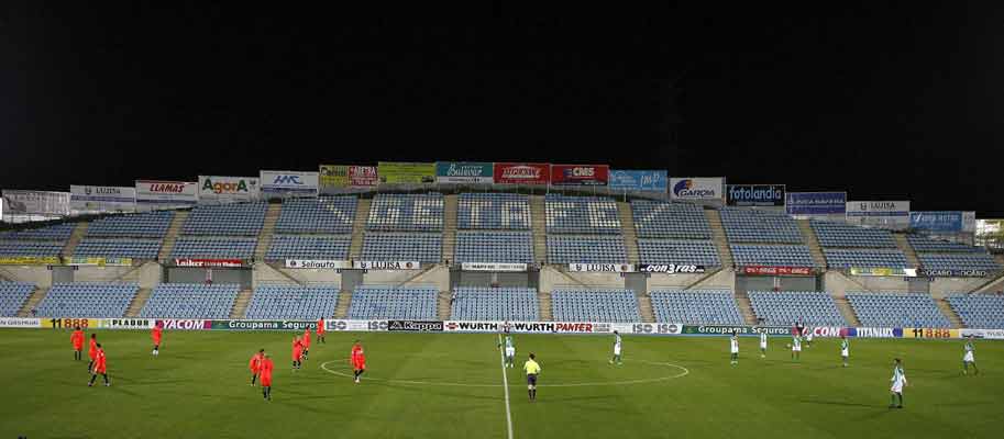 Los jugadores del Betis y del Sevilla esperan a que se reanude el partido en el Coliseum Alfonso Perez Muñoz de Getafe. (Efe)