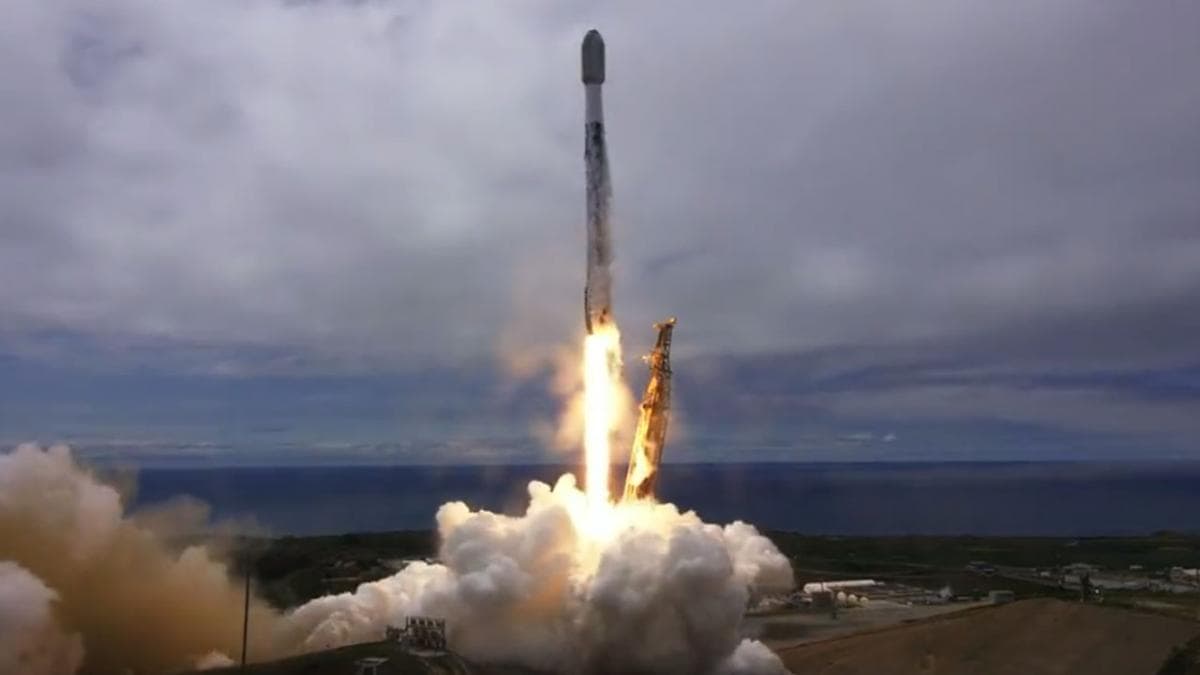 CASI 11 MIL TONELADAS ORBITANDO LA TIERRA: Buscan regular la industria satelital para evitar el aumento de la basura espacial - este medio